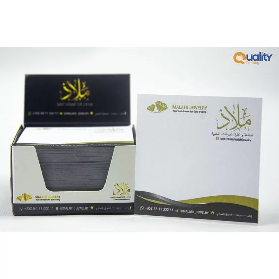 وراقات مكتبية مع ورق ملاحظات